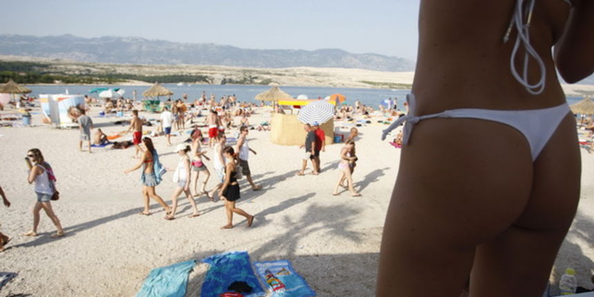 Novalja, Zrce, 150709. Na plazi Zrce kraj mjesta Novalja na otoku Pagu danima je vec veselo. Mladi se zabavljaju od popodnevnih pa sve do ranih jutarnjih sati u clubovima Aquarius i Papaya. Foto: Jure Miskovic / CROPIX