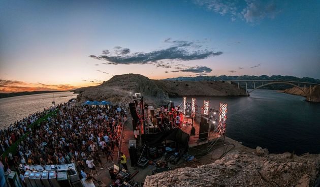 Svjetska zvijezda Jamie Jones rasplesao više od tisuću posjetitelja na Paškom mostu