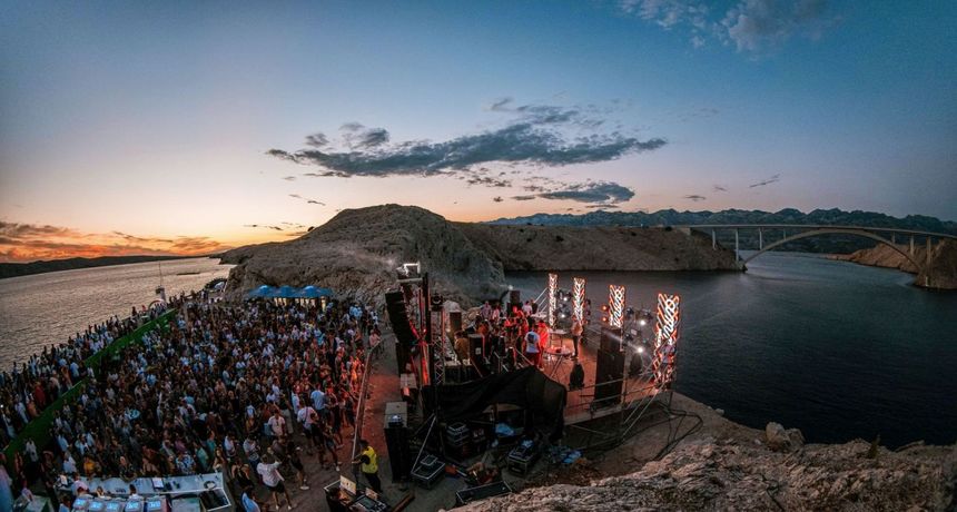 Svjetska zvijezda Jamie Jones rasplesao više od tisuću posjetitelja na Paškom mostu Svjetska zvijezda Jamie Jones rasplesao više od tisuću posjetitelja na Paškom mostu