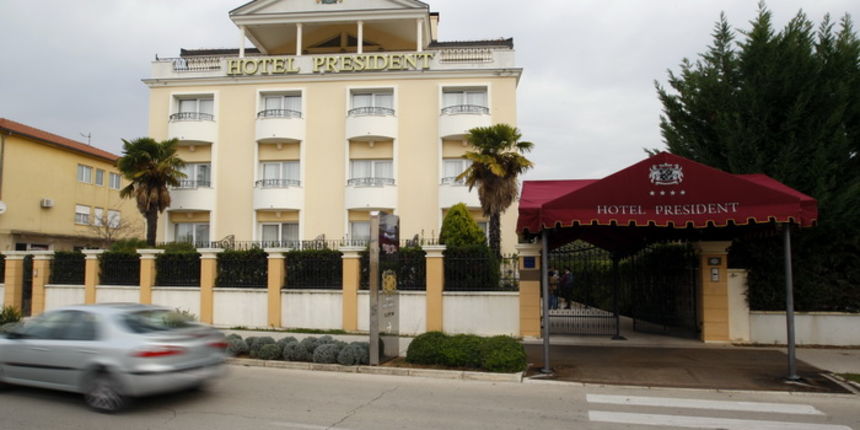 Zadar, 041111.  
Odvjetnik Vladimir Gredelj provodi postupak procjene imovine Hotela President na Boriku zbog dugova vlasnika hotela Zdravka Barbarose jednom poduzetniku iz Djurdjevca. 
Foto: Jure Miskovic / CROPIX