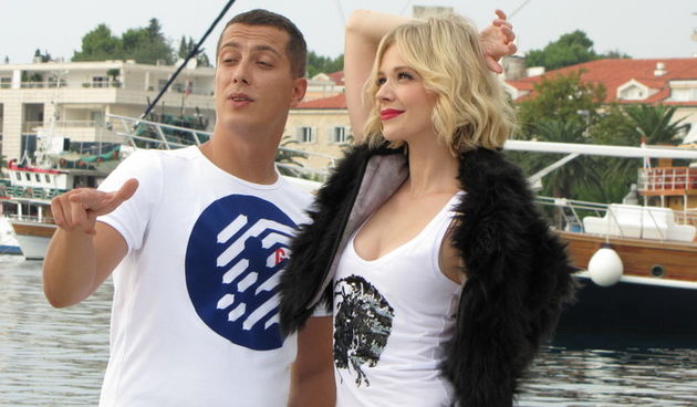 Makarska, 260911. 
Jelena Rozga snima spot za pjesmu  “Dalmatinka” u Makarskoj i to na Kacicevom trgu, gradskoj rivi i na brodu usidrenom u luci.
Na slici: Jelena Rozga sa kolegom iz grupe Connect za vrijeme snimanja spota.
Foto: Ivo Ravlic / CROPIX