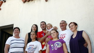 Vukovina, 07.08.12.
Kafic Gord.
Rodbina i prijatelji priredili su docek Giovanniju Cernogorzu u kaficu Gord u kojem se okupljaju clanovi njegovog streljackog kluba. Uz zivu glazbu i domjenak cestitali su mu na osvojenoj zlatnoj medalji u streljastvu u Lon