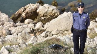 Policajka Petra Mitrović pružila je prvu pomoć unesrećenom motociklistu i bila uz njega do dolaska GSS-a koji ga je izvukla iz provalije. Photo: Dino Stanin/PIXSELL Policajka Petra Mitrović pružila je prvu pomoć unesrećenom motociklistu i bila uz njega do dolaska GSS-a koji ga je izvukla iz provalije. Photo: Dino Stanin/PIXSELL