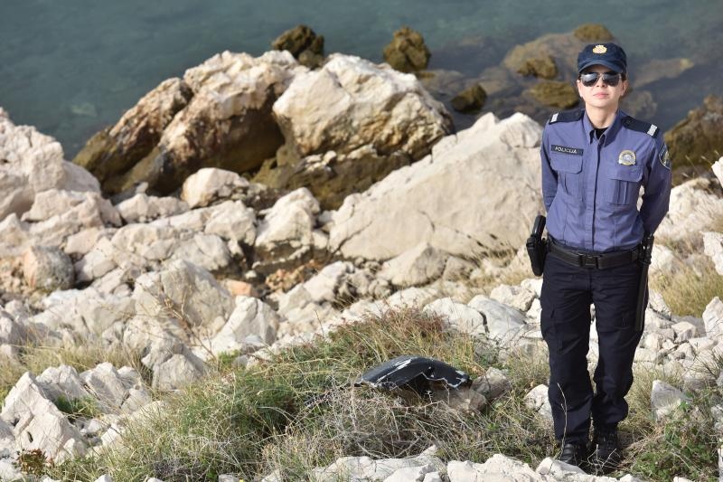 Policajka Petra Mitrović pružila je prvu pomoć unesrećenom motociklistu i bila uz njega do dolaska GSS-a koji ga je izvukla iz provalije. Photo: Dino Stanin/PIXSELL Policajka Petra Mitrović pružila je prvu pomoć unesrećenom motociklistu i bila uz njega do dolaska GSS-a koji ga je izvukla iz provalije. Photo: Dino Stanin/PIXSELL