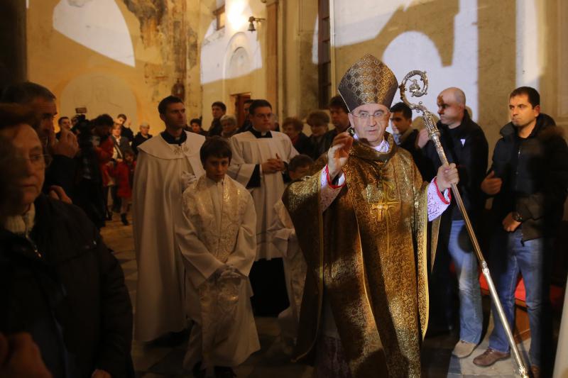 25.12.2013., Zadar – Svecanu misu polnocku povodom rodjenja Isusa Krista u katedrali svete Stosije predvodio je nadbiskup Zelimir Puljic. Photo: Filip Brala/PIXSELL 25.12.2013., Zadar – Svecanu misu polnocku povodom rodjenja Isusa Krista u katedrali svete Stosije predvodio je nadbiskup Zelimir Puljic. Photo: Filip Brala/PIXSELL