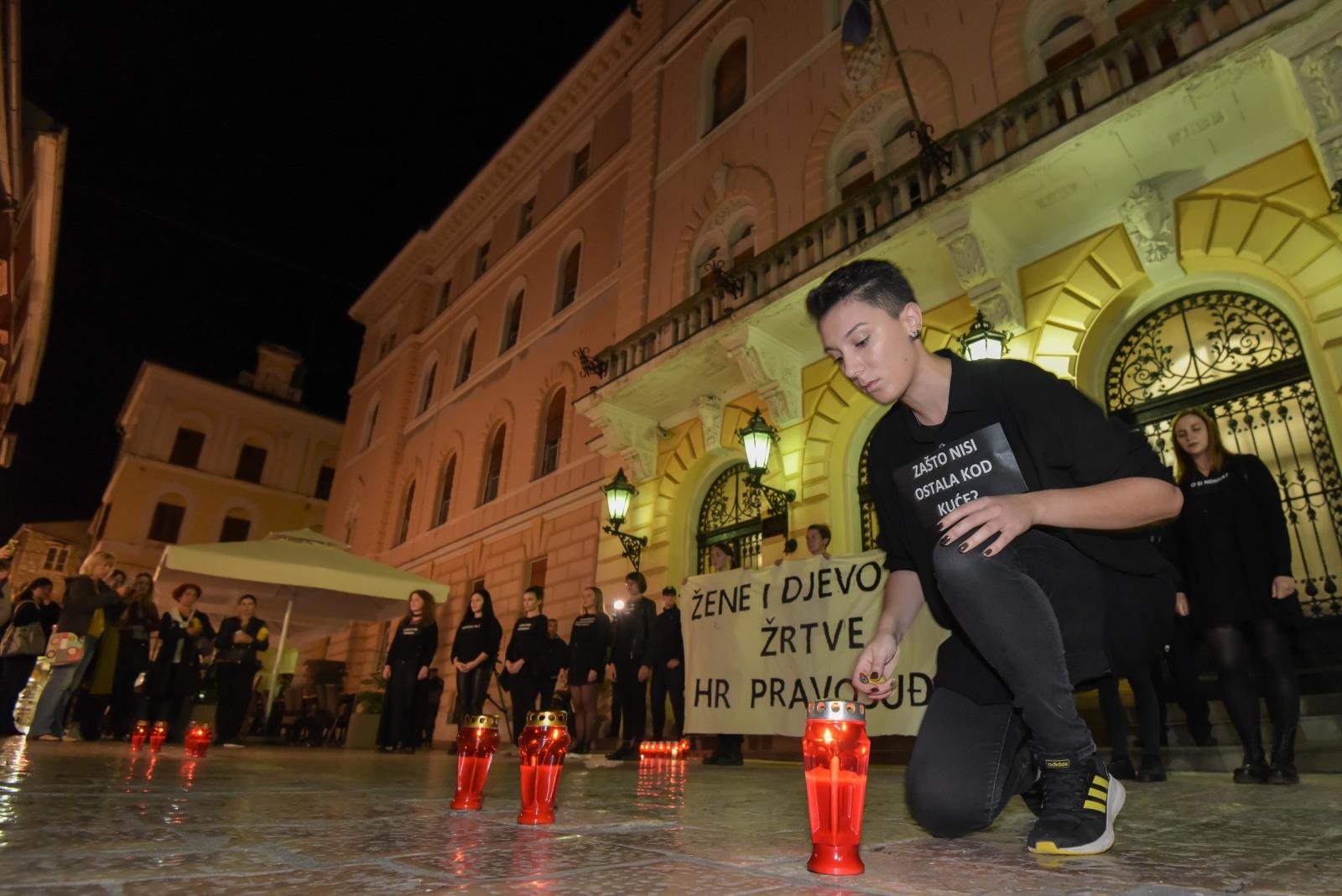 Klub studenata Antifijaka organizirao mirni prosvijed ispred Županijskog suda u Zadru
