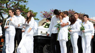 Povljana, 270410.
Vise tisuca Pazana i zitelja Zadarske i Licko – senjske zupanije okupilo se u Povljani na posljednjem ispracaju Martini Skodi (19), Anti Pogorilicu (21) i Marinu Orlicu (24) koji su tragicno izgubili zivot u prometnoj nesreci u nedjelju Povljana, 270410.
Vise tisuca Pazana i zitelja Zadarske i Licko – senjske zupanije okupilo se u Povljani na posljednjem ispracaju Martini Skodi (19), Anti Pogorilicu (21) i Marinu Orlicu (24) koji su tragicno izgubili zivot u prometnoj nesreci u nedjelju