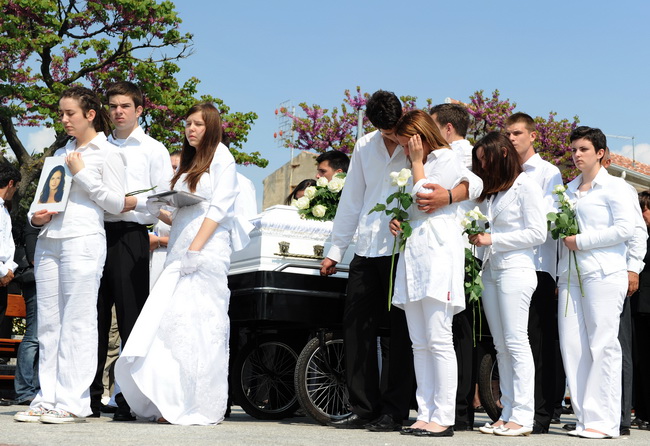 Povljana, 270410.
Vise tisuca Pazana i zitelja Zadarske i Licko – senjske zupanije okupilo se u Povljani na posljednjem ispracaju Martini Skodi (19), Anti Pogorilicu (21) i Marinu Orlicu (24) koji su tragicno izgubili zivot u prometnoj nesreci u nedjelju Povljana, 270410.
Vise tisuca Pazana i zitelja Zadarske i Licko – senjske zupanije okupilo se u Povljani na posljednjem ispracaju Martini Skodi (19), Anti Pogorilicu (21) i Marinu Orlicu (24) koji su tragicno izgubili zivot u prometnoj nesreci u nedjelju