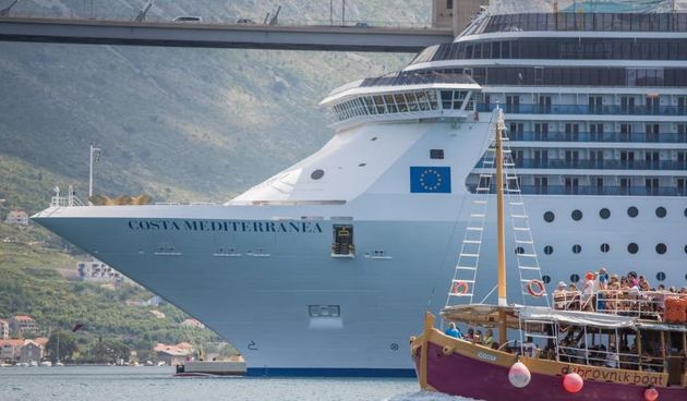 romet u luci Gruz. Od velikih kruzera preko jahti do malih izletnickih brodova.