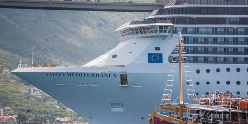 romet u luci Gruz. Od velikih kruzera preko jahti do malih izletnickih brodova. romet u luci Gruz. Od velikih kruzera preko jahti do malih izletnickih brodova.