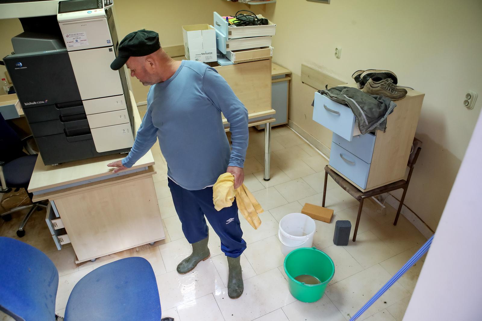 Obrovac: Poplava se polako povlači, stanovnici spašavaju stvari iz domova