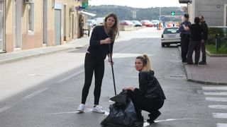 Čišćenje ulice u Šibeniku nakon masovne tuče navijača u Šibeniku Čišćenje ulice u Šibeniku nakon masovne tuče navijača u Šibeniku