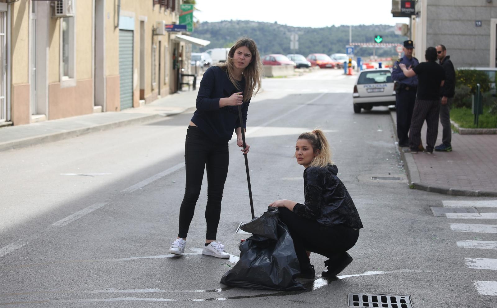 Čišćenje ulice u Šibeniku nakon masovne tuče navijača u Šibeniku Čišćenje ulice u Šibeniku nakon masovne tuče navijača u Šibeniku