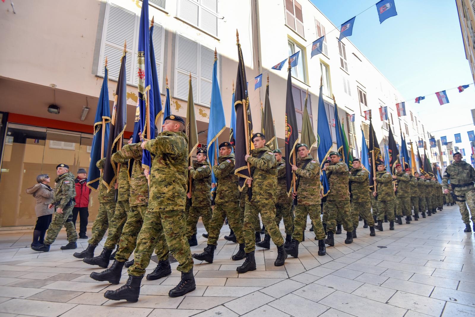 Mimohod ratnih postrojbi u Zadru