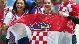 Hrvatski navijači okupirali Saint-Etienne pred utakmicu između Hrvatske i Češke. Photo: Sanjin Strukić/PIXSELL