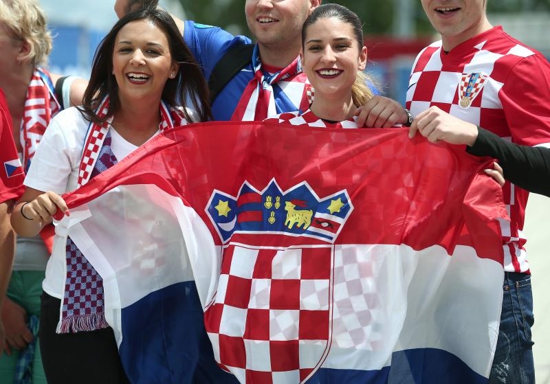 Hrvatski navijači okupirali Saint-Etienne pred utakmicu između Hrvatske i Češke. Photo: Sanjin Strukić/PIXSELL