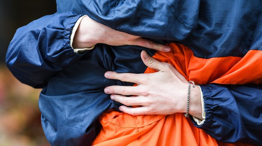 zagrljaj performans ruke zagrljaj performans ruke