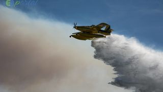 Zemaljske i zračne vatrogasne snage gase veliki šumski požar kod Crvene luke. Foto: Franjo Jurić/eBiograd Zemaljske i zračne vatrogasne snage gase veliki šumski požar kod Crvene luke. Foto: Franjo Jurić/eBiograd