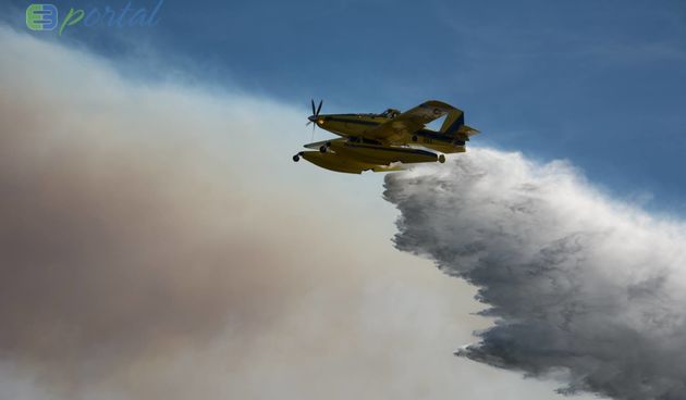 Zemaljske i zračne vatrogasne snage gase veliki šumski požar kod Crvene luke. Foto: Franjo Jurić/eBiograd