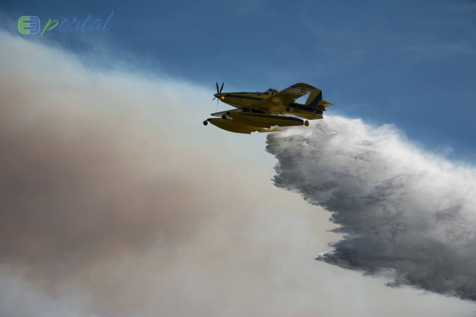 Zemaljske i zračne vatrogasne snage gase veliki šumski požar kod Crvene luke. Foto: Franjo Jurić/eBiograd Zemaljske i zračne vatrogasne snage gase veliki šumski požar kod Crvene luke. Foto: Franjo Jurić/eBiograd