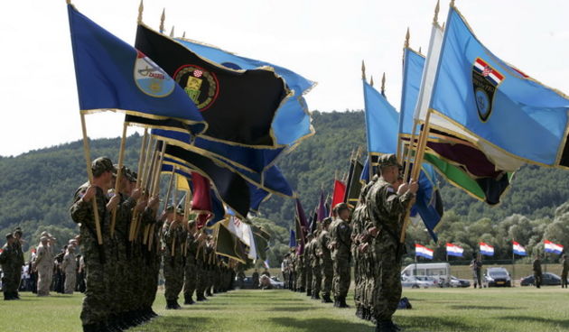 Knin, 050809.
U Kninu je obiljezena 14. obljetnica akcije Oluja.
Svecano postrojavanje na nogometnom igralistu.
Foto: Jakov Prkic / Cropix