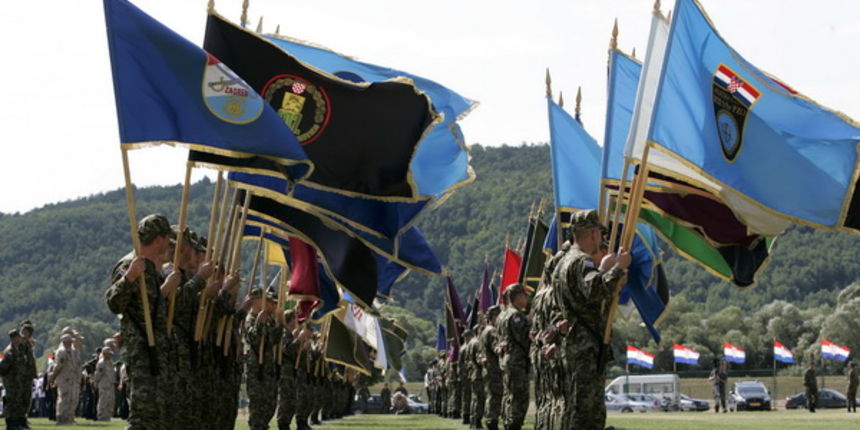 Knin, 050809.
U Kninu je obiljezena 14. obljetnica akcije Oluja.
Svecano postrojavanje na nogometnom igralistu.
Foto: Jakov Prkic / Cropix