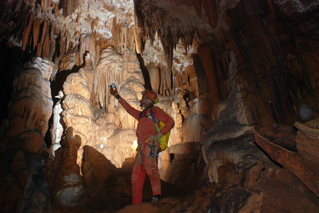 Zadar, 030510.
Jama Golubnjaca duboka 800 metara nalazi se u zegarskom zaseoku Komazeci, a prvih 200 metara uredjuje se u turisticke svrhe.
Na fotografiji speleolozi u jami.
Foto: privatna arhiva / CROPIX Zadar, 030510.
Jama Golubnjaca duboka 800 metara nalazi se u zegarskom zaseoku Komazeci, a prvih 200 metara uredjuje se u turisticke svrhe.
Na fotografiji speleolozi u jami.
Foto: privatna arhiva / CROPIX