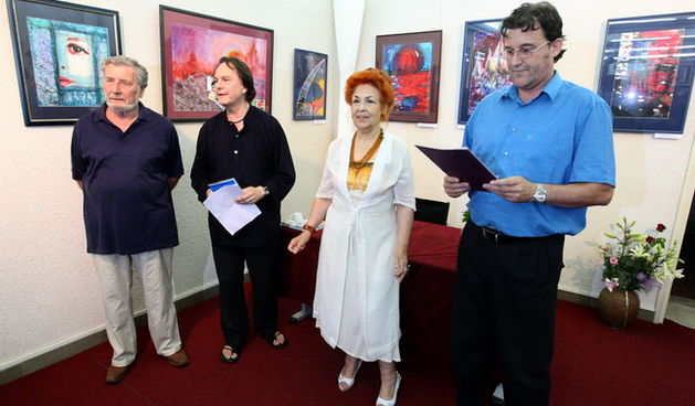 Zadar, 300610. U izlozbenoj dvorani Znanstvene knjiznice izlozbu pod imenom U Europskim galerijama i edicijama priredila je Marija Visic Guina (treca s desna). Na fotografiji: detalj s izlozbe. Foto: Vladimir Ivanov / Cropix