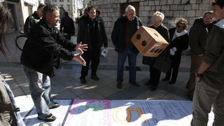 Split, 070310.
Forum mladih SDP-a izradio je novu igru “Kerumopoly” koju su predstavili gradjanima u nedjeljno jutro u Marmontovoj ulici.
Igra je parodija na popularnu igru Monopoly, s tim da je u ovoj igri glavni junak gradonacelnik Splita Zeljko Kerum. Split, 070310.
Forum mladih SDP-a izradio je novu igru “Kerumopoly” koju su predstavili gradjanima u nedjeljno jutro u Marmontovoj ulici.
Igra je parodija na popularnu igru Monopoly, s tim da je u ovoj igri glavni junak gradonacelnik Splita Zeljko Kerum.