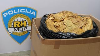 Zadar – Zadarska policija razbila veliki lanac krijumcarenja duhana. Zaplijenjeno je 2,5 tone duhana vrijednosti oko tri miljuna kuna. Photo: Hrvoje Jelavic/PIXSELL Zadar – Zadarska policija razbila veliki lanac krijumcarenja duhana. Zaplijenjeno je 2,5 tone duhana vrijednosti oko tri miljuna kuna. Photo: Hrvoje Jelavic/PIXSELL
