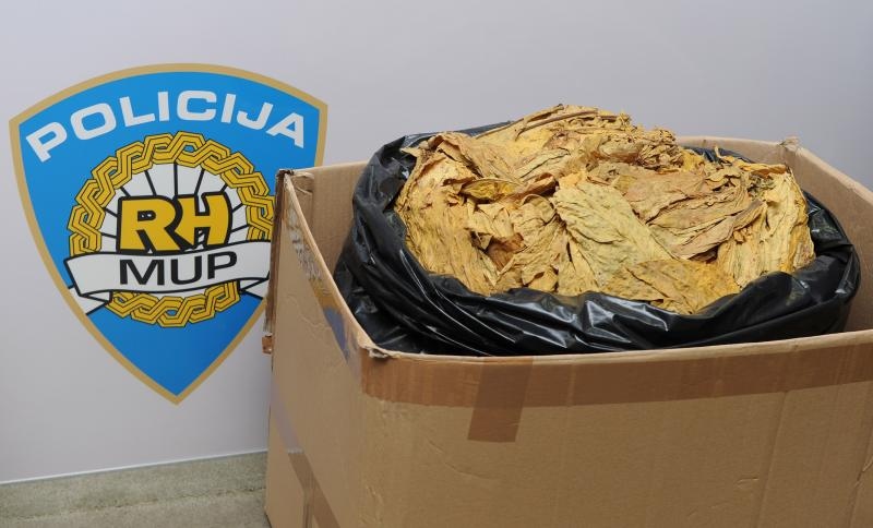 Zadar – Zadarska policija razbila veliki lanac krijumcarenja duhana. Zaplijenjeno je 2,5 tone duhana vrijednosti oko tri miljuna kuna. Photo: Hrvoje Jelavic/PIXSELL Zadar – Zadarska policija razbila veliki lanac krijumcarenja duhana. Zaplijenjeno je 2,5 tone duhana vrijednosti oko tri miljuna kuna. Photo: Hrvoje Jelavic/PIXSELL