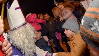 Sv. Nikola s Krampusom i Vilenjakom zabavljao djecu od Kampo Kaštela do Trga Petra Zoranića Sv. Nikola s Krampusom i Vilenjakom zabavljao djecu od Kampo Kaštela do Trga Petra Zoranića