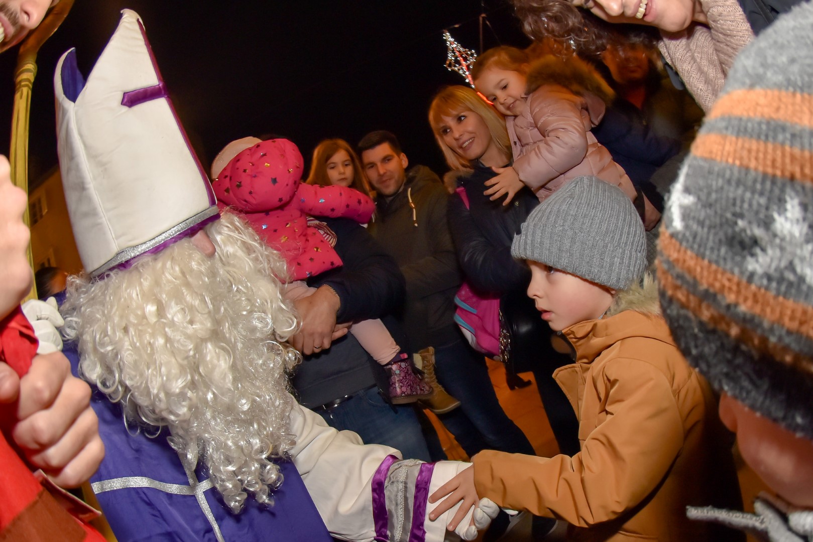 Sv. Nikola s Krampusom i Vilenjakom zabavljao djecu od Kampo Kaštela do Trga Petra Zoranića Sv. Nikola s Krampusom i Vilenjakom zabavljao djecu od Kampo Kaštela do Trga Petra Zoranića