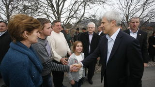 Deringaj, 251110.
Hrvatski i srbijanski predsjednik Ivo Josipovic i Boris Tadic posjetili su u cetvrtak srpsku povratnicku obitelj Markovic u selu Deringaju kod Gracaca. Josipovic i Tadic koji boravi u dvodnevnom posjetu Hrvatskoj bili su gosti u domu ce Deringaj, 251110.
Hrvatski i srbijanski predsjednik Ivo Josipovic i Boris Tadic posjetili su u cetvrtak srpsku povratnicku obitelj Markovic u selu Deringaju kod Gracaca. Josipovic i Tadic koji boravi u dvodnevnom posjetu Hrvatskoj bili su gosti u domu ce