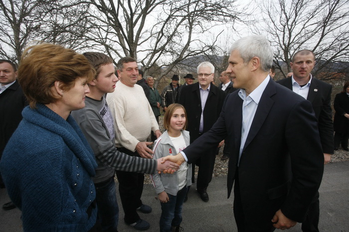 Deringaj, 251110.
Hrvatski i srbijanski predsjednik Ivo Josipovic i Boris Tadic posjetili su u cetvrtak srpsku povratnicku obitelj Markovic u selu Deringaju kod Gracaca. Josipovic i Tadic koji boravi u dvodnevnom posjetu Hrvatskoj bili su gosti u domu ce Deringaj, 251110.
Hrvatski i srbijanski predsjednik Ivo Josipovic i Boris Tadic posjetili su u cetvrtak srpsku povratnicku obitelj Markovic u selu Deringaju kod Gracaca. Josipovic i Tadic koji boravi u dvodnevnom posjetu Hrvatskoj bili su gosti u domu ce