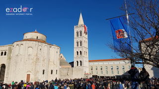 Izložba vojne opreme, oružja i vozila na zadarskoj rivi i spuštanje 25-metarske zastave s kampanela sv. Stošije