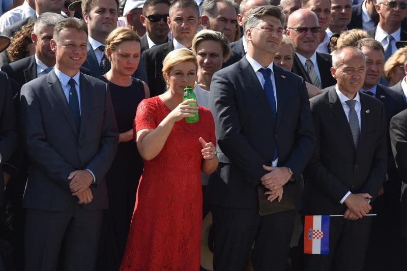 Uz zvukove hime “Lijepa naša” podignuta je zastava Republike Hrvatske na Kninskoj tvrđavi Uz zvukove hime “Lijepa naša” podignuta je zastava Republike Hrvatske na Kninskoj tvrđavi