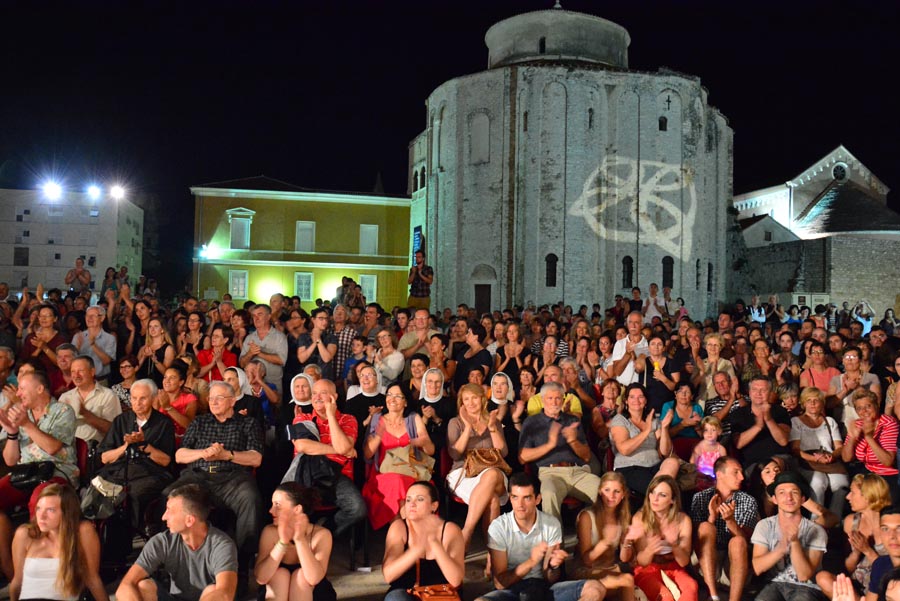 Nastup ansambla Lado ispred crkve sv. Marije ; foto Iva Perinčić Nastup ansambla Lado ispred crkve sv. Marije ; foto Iva Perinčić