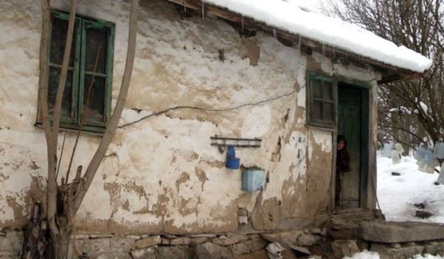 Starica ih pustila u kuću da im da vode, a oni je pokrali