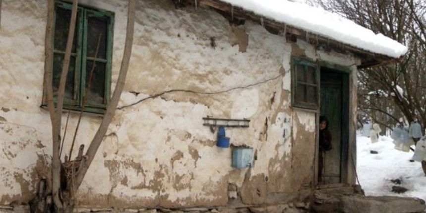 Starica ih pustila u kuću da im da vode, a oni je pokrali Starica ih pustila u kuću da im da vode, a oni je pokrali