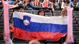 Hrvatski navijači u Parizu na utakmici Slovenija – Hrvatska za 3. mjesto na Svjetskom prvenstvu