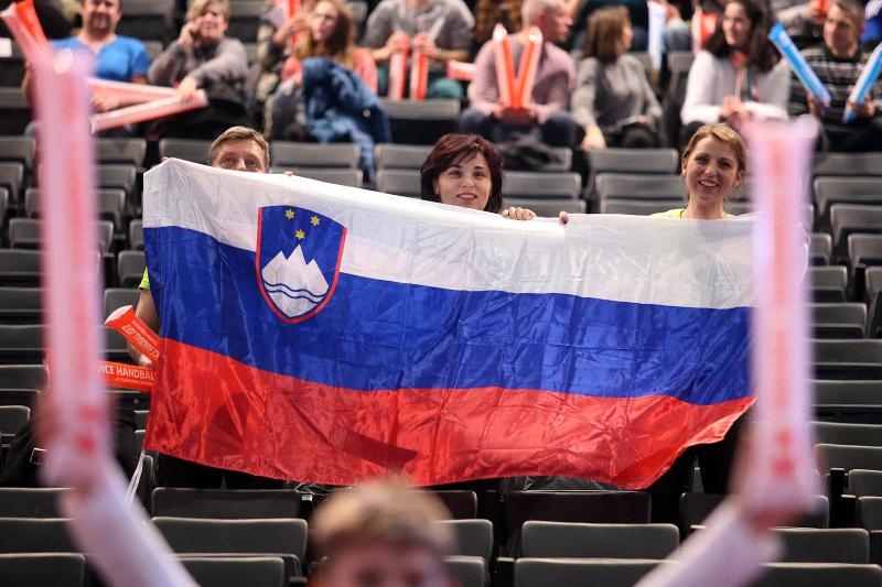 Hrvatski navijači u Parizu na utakmici Slovenija – Hrvatska za 3. mjesto na Svjetskom prvenstvu