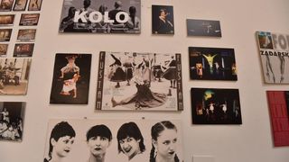 U lozi Narodnog muzeja otvorena je izlozba plakata, fotografija i kostima Zadarskog plesnog ansambla, najstarijeg ansambla suvremenog plesa u Dalmaciji. Izlozba je vezana uz proslavu Dana obrane grada Zadra i 25. godisnjice od osnutka Zadarskog plesnog an