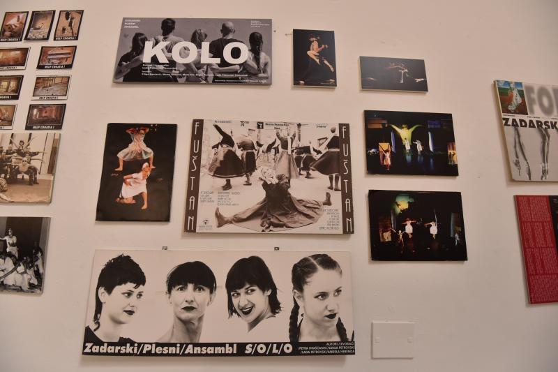 U lozi Narodnog muzeja otvorena je izlozba plakata, fotografija i kostima Zadarskog plesnog ansambla, najstarijeg ansambla suvremenog plesa u Dalmaciji. Izlozba je vezana uz proslavu Dana obrane grada Zadra i 25. godisnjice od osnutka Zadarskog plesnog an