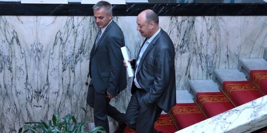 Zastupnici sedmog saziva Hrvatskog sabora odlaze iz sabornice nakon izglasane odluke o raspustanju. Photo: Patrik Macek/PIXSELL