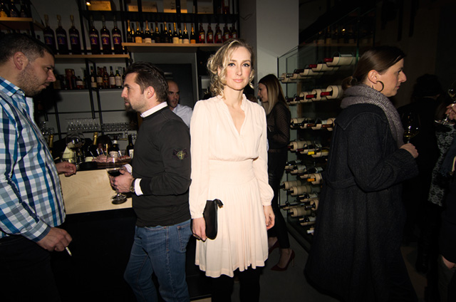 Jučer je Zagreb postati bogatiji za još jednu destinaciju za opuštanje Bistroteka Bar, u kojoj će svi posjetitelji moći uživati u bogatoj ponudi whiskey-a, cognaca, gina, ruma, koktela, kojeg će prepoznati svi ljubitelji ovog jedinstvenog užitka. Dobru Jučer je Zagreb postati bogatiji za još jednu destinaciju za opuštanje Bistroteka Bar, u kojoj će svi posjetitelji moći uživati u bogatoj ponudi whiskey-a, cognaca, gina, ruma, koktela, kojeg će prepoznati svi ljubitelji ovog jedinstvenog užitka. Dobru