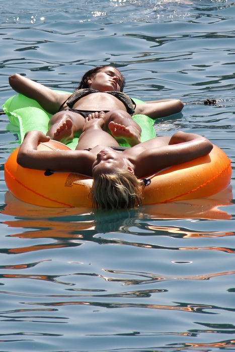 Makarska, 220810.
Dok je u SAD-u zakonom zabranjeno damama kupanje na plazi bez gornjeg dijela kostima, Hrvatska, srecom, nema takvih ogranicenja pa kupacice na makarskim plazama ponosno pruzaju podrsku borbi za jednakost spolova koju na danasnji datum p Makarska, 220810.
Dok je u SAD-u zakonom zabranjeno damama kupanje na plazi bez gornjeg dijela kostima, Hrvatska, srecom, nema takvih ogranicenja pa kupacice na makarskim plazama ponosno pruzaju podrsku borbi za jednakost spolova koju na danasnji datum p