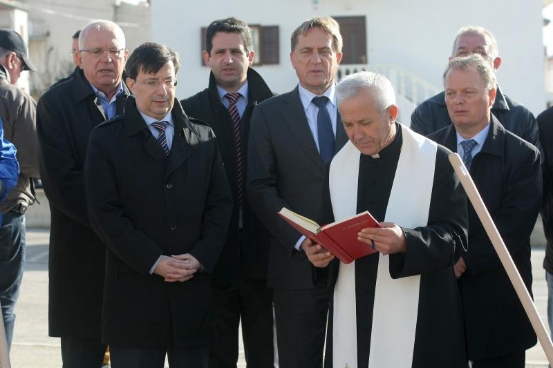U ulici Ive Masine (Mjesni odbor Crvene kuce) gradonacelnik Bozidar Kalmeta sa suradnicima polozio je kamen temeljac. Time je svecano obiljezeni pocetak gradnje socijalnih stanova po modelu programa POS. Photo: Dino Stanin/PIXSELL