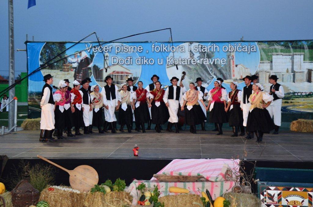 4. po redu večer pisme, folklora i starih običaja “Dođi diko u Kotare ravne – Zemunik 2012.”, foto: Željko Šarić