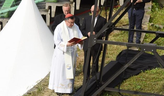Na stadionu Kosevo gdje ce se u subotu sluziti Sveta misa koju ce predvoditi papa Franjo nadbiskup Vrhbosanski Vinko Puljic blagoslovio zvono. Photo: Hrvoje Jelavic/PIXSELL
